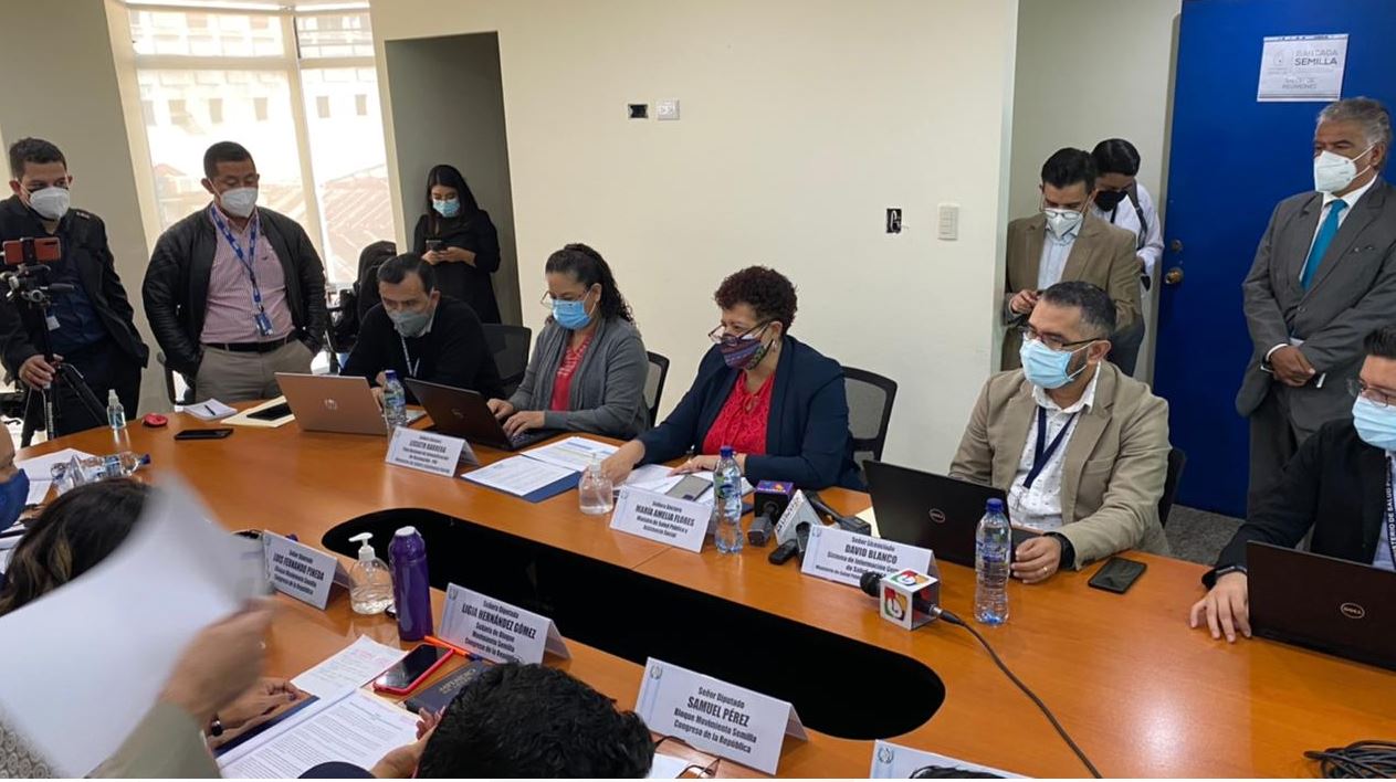 La ministra de Salud, Amelia Flores, -de traje azul- durante la citación en la bancada Semilla. (Foto Prensa Libre: Elmer Vagas)