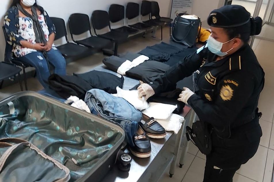 La colombiana Libia Vanessa Vernaza Hinestroza, de 28 años, fue detenida en el Aeropuerto La Aurora, porque transportaba 36 bolsas con cocaína, en el equipaje que traía de Colombia. (Foto Prensa Libre: PNC)