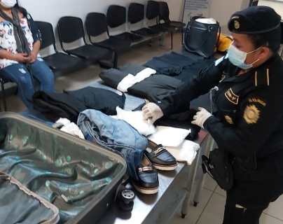 Detienen en el aeropuerto La Aurora a colombiana que intentó ingresar 36 bolsas de cocaína