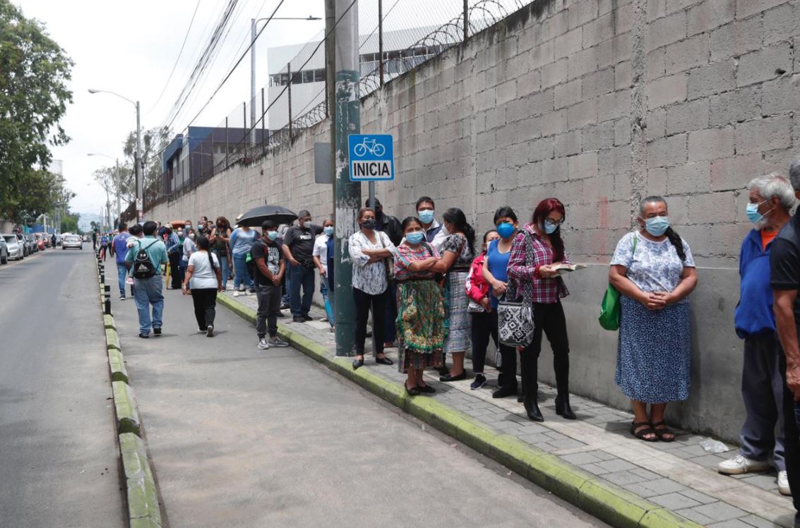 Casi dos kilómetros de colas se formaron afuera del CUM para lograr una vacuna contra el covid-19. (Foto Prensa Libre: Elmer Vargas)