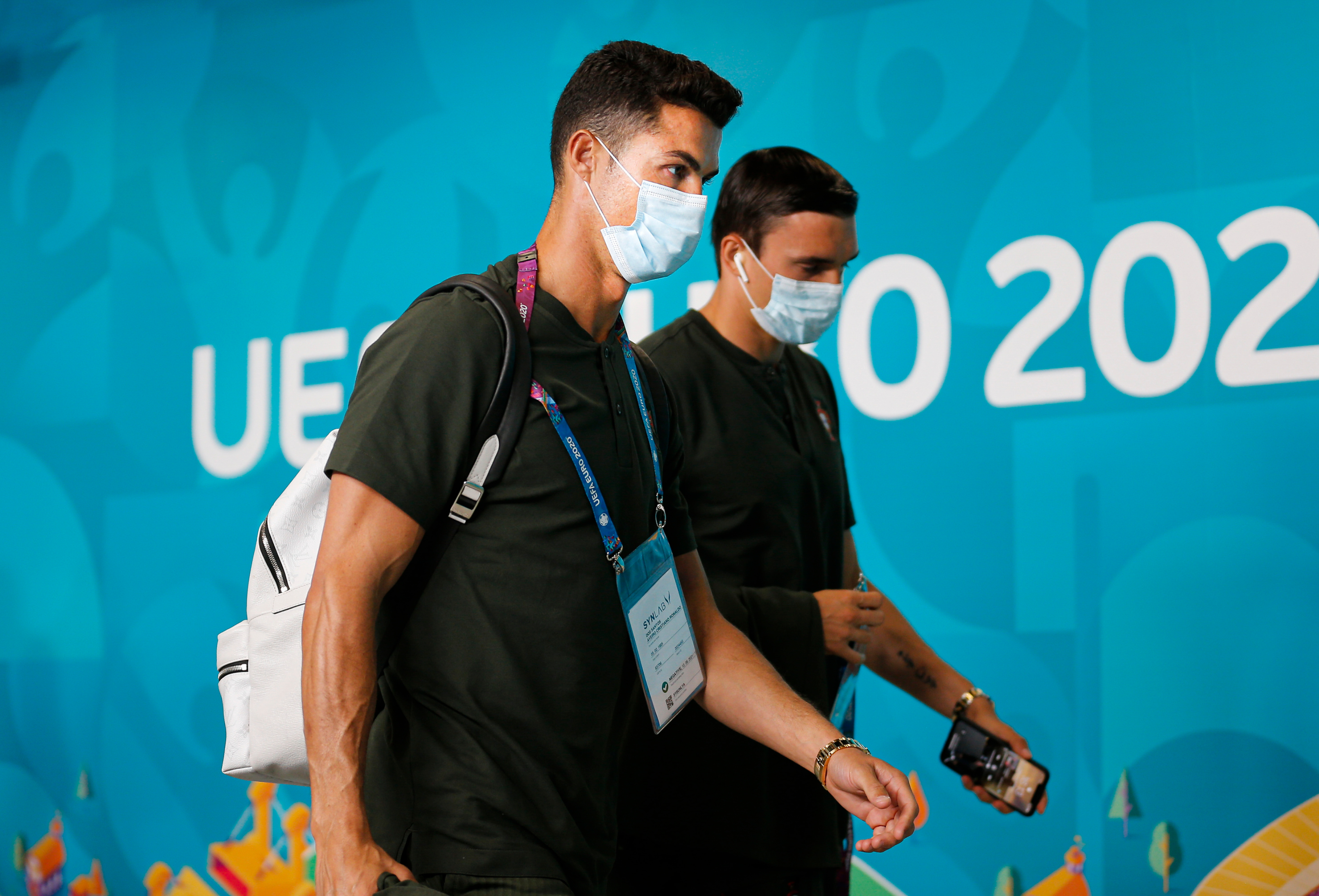 Cristiano Ronaldo, justo cuando llega al Puskas Arena para disputar el juego ante Hungría. Foto Prensa Libre: @selecaoportugal

