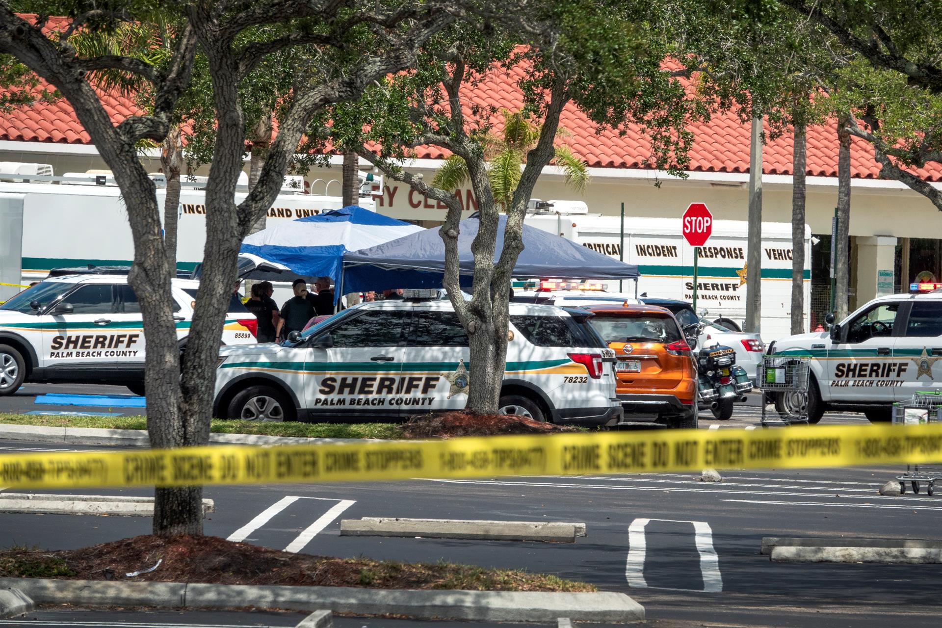 Oficiales de policía de Palm Beach atienden la escena de un tiroteo en un supermercado Publix de Royal Palm Beach, Florida, el 10 de junio de 2021. (Foto Prensa Libre: EFE)