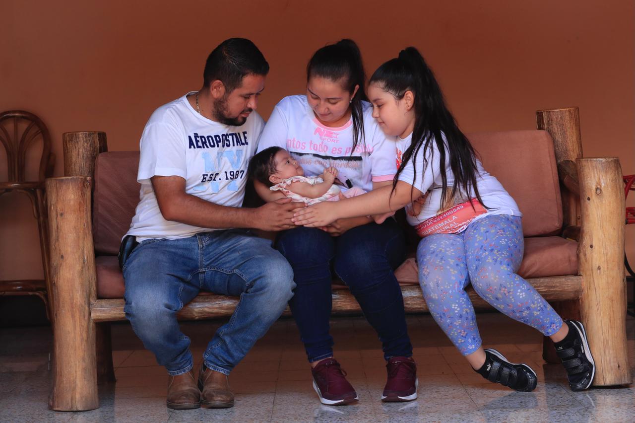 Los padres de Marcela Paredes no pierden la esperanza de recaudar los fondos necesarios para viajar a Estados Unidos y que sea intervenida en un hospital especializado de Miami. (Foto Prensa Libre: Élmer Vargas)
