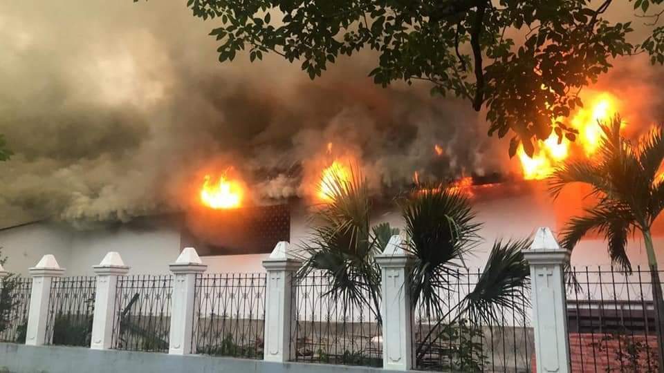 La iglesia católica de Camotán, Chiquimula, prendió en llamas. (Foto Prensa Libre: Cortesía)