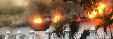 La iglesia católica de Camotán, Chiquimula, prendió en llamas. (Foto Prensa Libre: Cortesía)