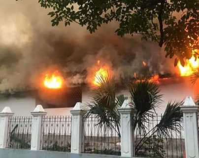 Iglesia católica de Camotán se incendia a causa de un rayo y vecinos intentan salvar imágenes religiosas