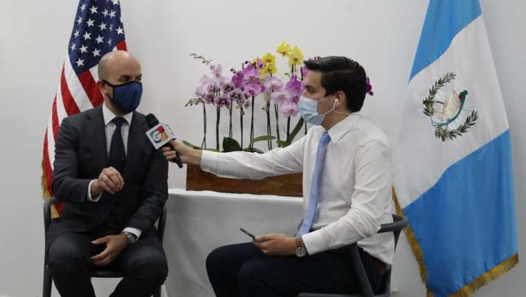 
El periodista Carlos Kestler entrevista a Juan González, asistente especial del presidente de EE. UU., Joe Biden, y director principal del Consejo Nacional de Seguridad para el Hemisferio Occidental. (Foto Prensa Libre: Esbin García)
