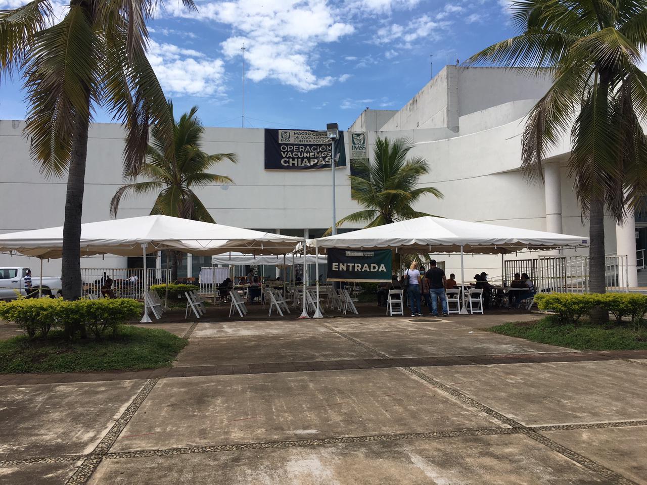El Teatro de la Ciudad de Tapachula funciona como centro de vacunación contra el covid-19, a cargo del Instituto Mexicano de Seguro Social. (Foto Prensa Libre: Mynor Toc) 