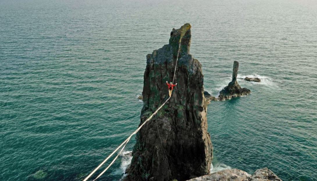 Alexander Schulz ha impuesto varios récords sobre la cuerda floja. (Foto: @Johnwritlarge/Twitter)