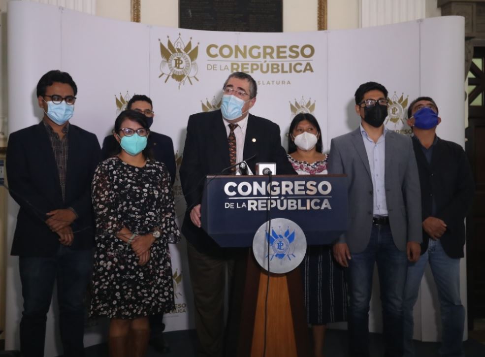 Diputados de varias bancadas exigen que la Comisión Permanente adelante para el sábado 26 de junio la sesión extraordinaria para aprobar la ley de compensación por efectos secundarios de la vacuna del covid-19. (Foto Prensa Libre: María René Gaytán)