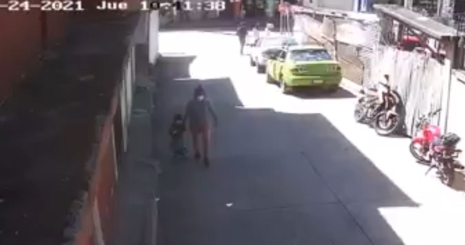 Cámara capta cómo una mujer toma de la mano a la niña y huye a toda prisa. 