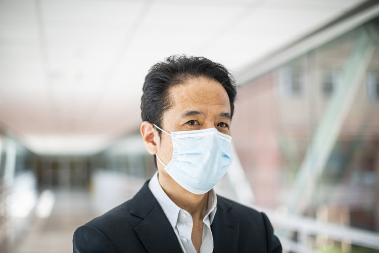Tomoaki Kato, quien realiza trasplantes intestinales y hepáticos en adultos y niños en el Centro Médico Irving de la Universidad de Columbia del Hospital Presbiteriano de Nueva York, en Nueva York, el 17 de mayo de 2021. (Joshua Bright/The New York Times)