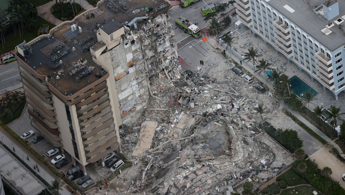 SURFSIDE, FLORIDA - JUNE 24: Search and rescue personnel work in the rubble of the 12-story condo tower that crumbled to the ground after a partial collapse of the building on June 24, 2021 in Surfside, Florida. It is unknown at this time how many people were injured as search-and-rescue effort continues with rescue crews from across Miami-Dade and Broward counties. Joe Raedle/Getty Images/AFP == FOR NEWSPAPERS, INTERNET, TELCOS & TELEVISION USE ONLY ==