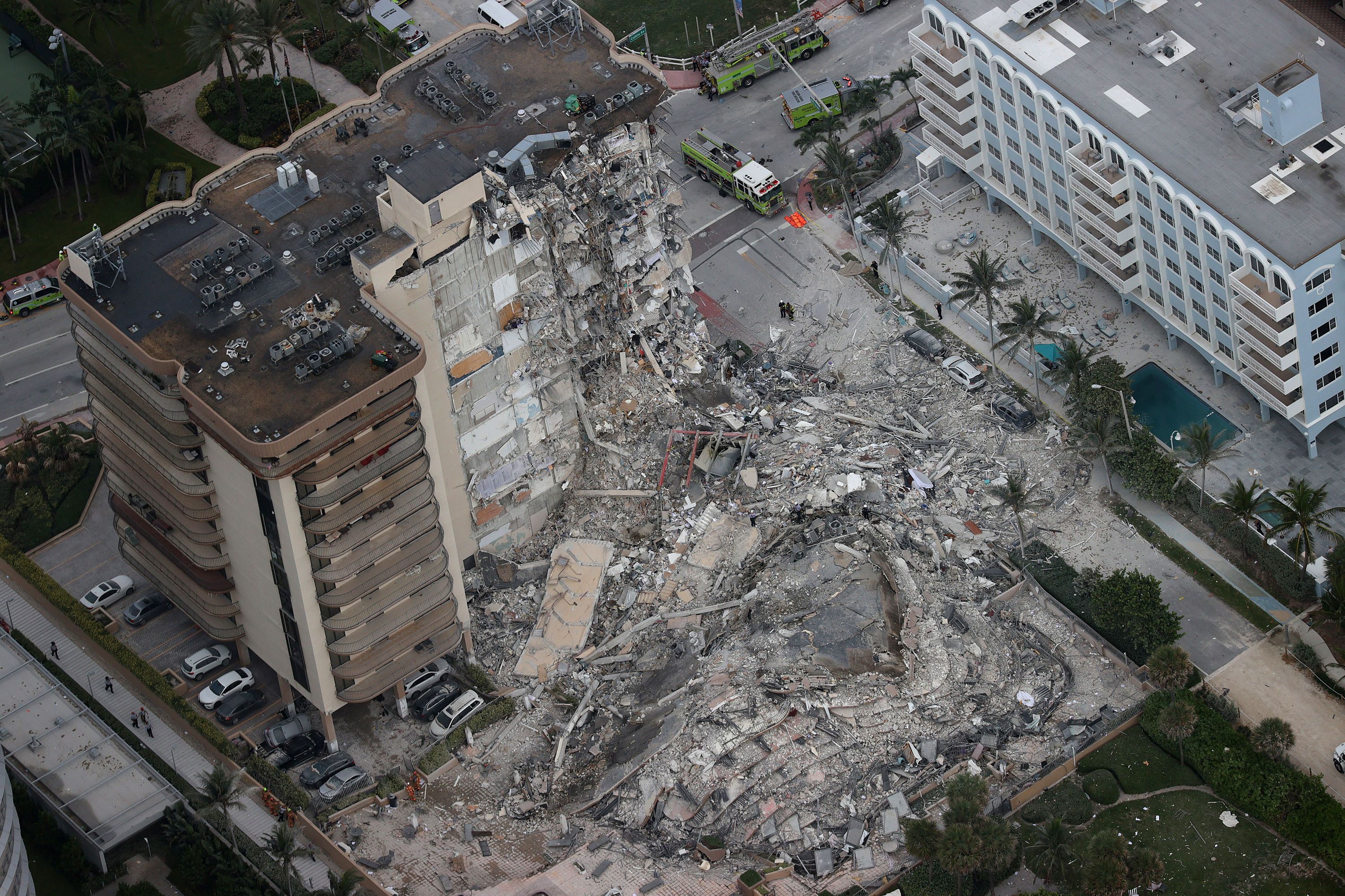 El personal de búsqueda y rescate trabaja en los escombros del edificio en Surfside, Florida. (Foto Prensa Libre: AFP)