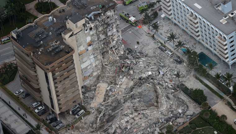 El personal de búsqueda y rescate trabaja en los escombros del edificio en Surfside, Florida. (Foto Prensa Libre: AFP)