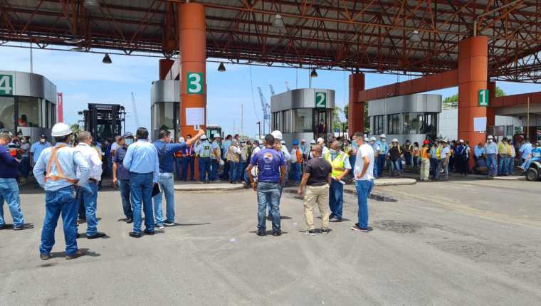 Trabajadores de la EPQ protestan por la intención de algunos diputados de aprobar la ley reguladora de puertos, iniciativa 5545. (Foto Prensa Libre: Cortesía)