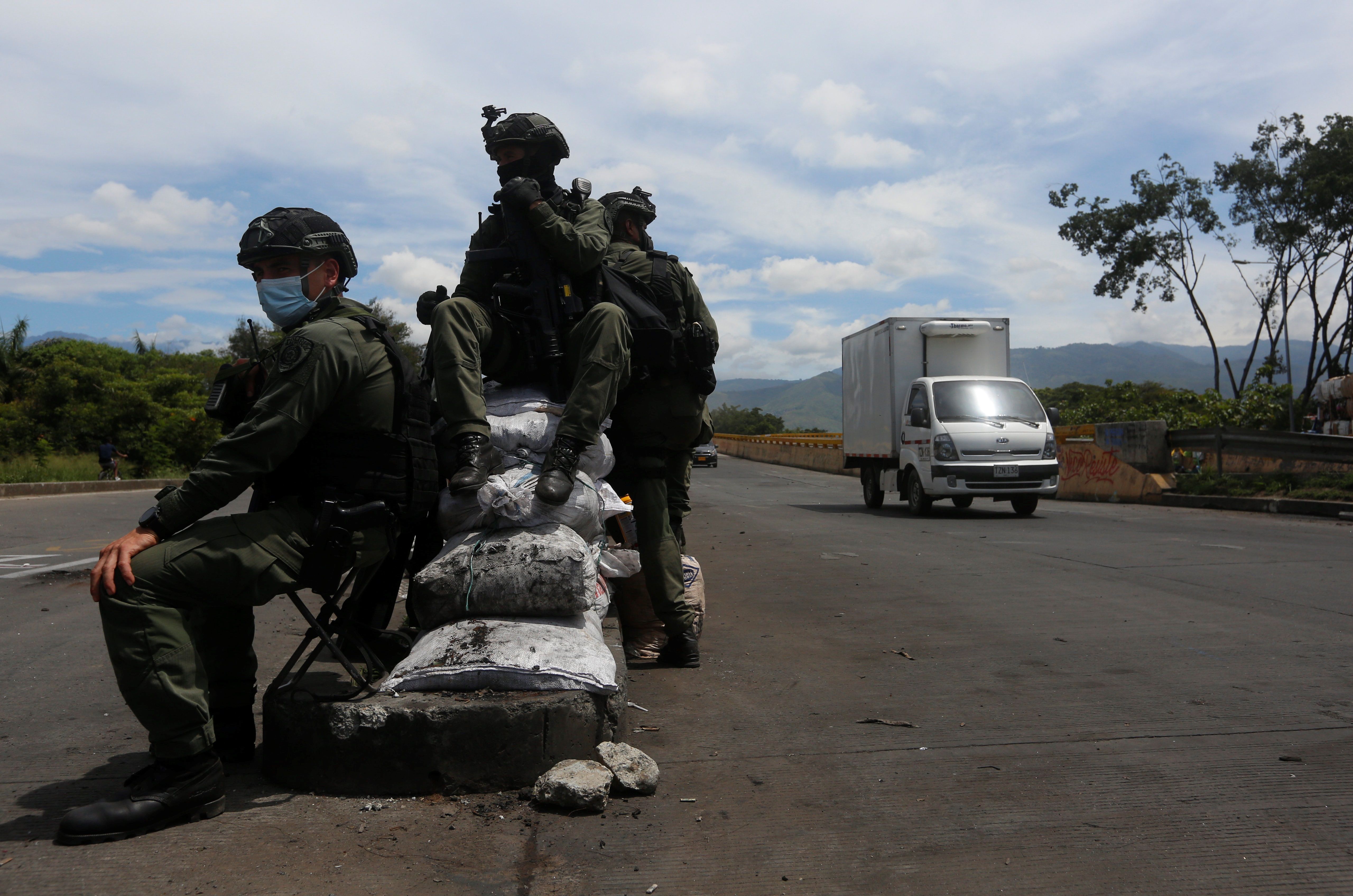 Policías del Escuadrón Móvil Antidisturbios (ESMAD) vigilan manifestaciones en Colombia. (Foto Prensa Libre: EFE)