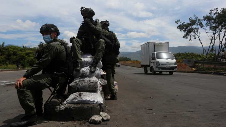 Policías del Escuadrón Móvil Antidisturbios (ESMAD) vigilan manifestaciones en Colombia. (Foto Prensa Libre: EFE)