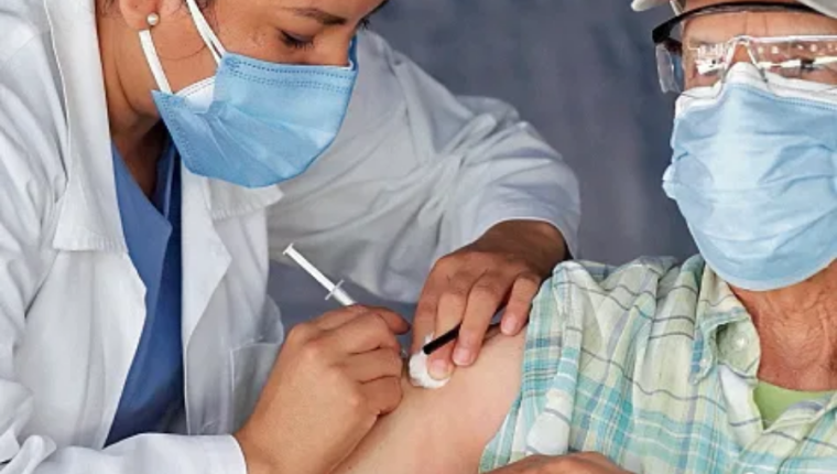 Guatemala sigue sin un marco legal que permita comprar una variedad de vacunas contra el covid 19 y que impiden recibir la donación de las mismas. Fotografía: Prensa Libre. 