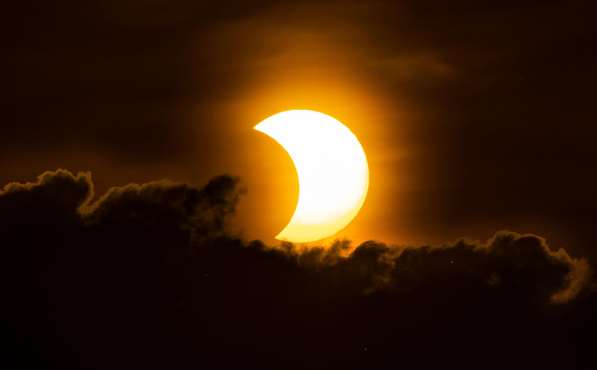 Un eclipse solar parcial visto en Nueva York, Estados Unidos, el 10 de junio de 2021. (Foto Prensa Libre: EFE)