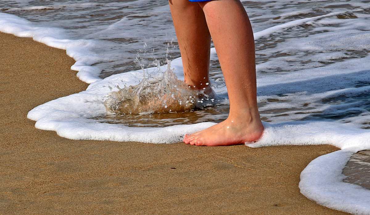 Mujer se infecta con bacteria “come carne” en playa de Florida: por qué no debes bañarte en el mar con heridas abiertas