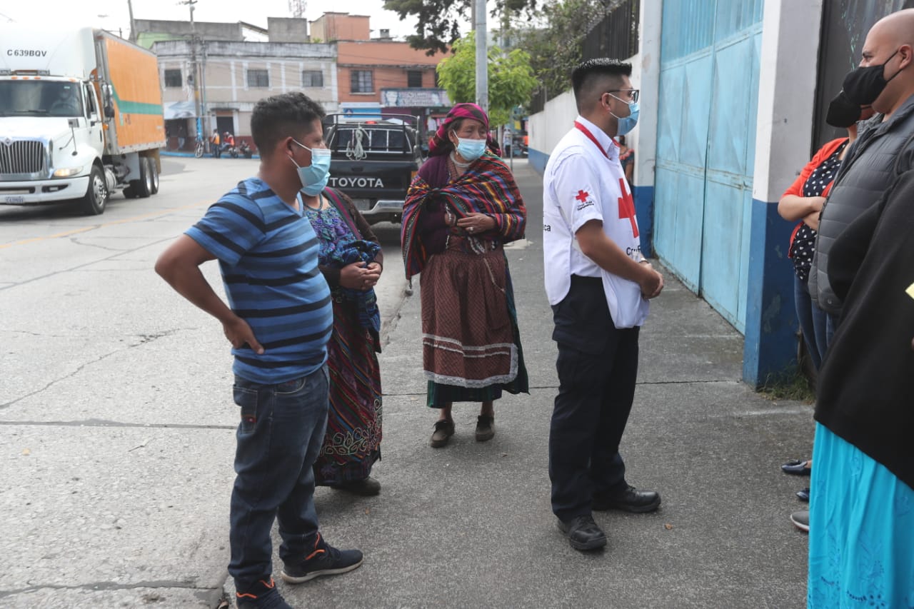 A muchas personas que llegan a los centros de vacunación se les niega el fármaco, porque no están registrados ni saben cómo hacerlo. (Foto Prensa Libre: Érick Ávila)