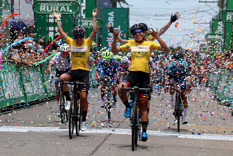 Las ciclistas Yeny Colmenares, Lina Hernández y Yeni Salcedo, del equipo Colombia Tierra de Atletas GW-Shimano, fueron la uno, dos y tres, de la primera etapa de la Vuelta Femenina a Guatemala. Foto Prensa Libre: Cortesía Fedeciclismo.