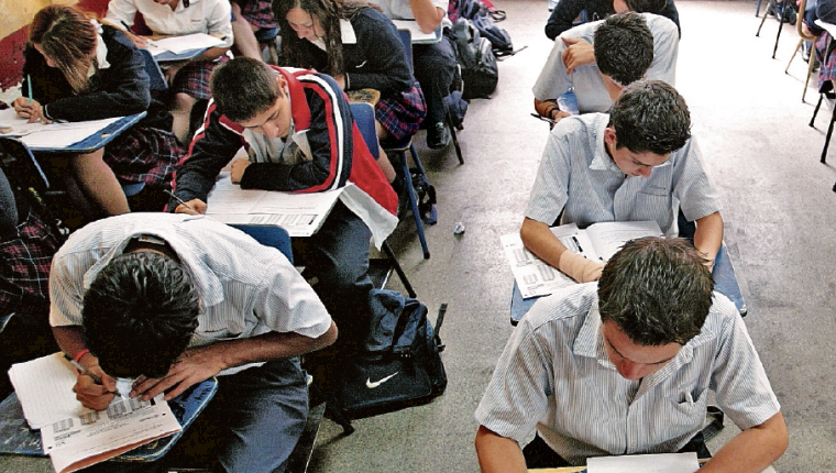 ESTUDIANTES GRADUANDOS DEL INSTITUTO LEHNSEN, SE SOMETEN A PRUEBAS PARA PODER GRADUARSE, LOS EXAMENES SON UN REQUISITO IMPUESTO POR EL MINISTERIO DE EDUCACION, DICHAS PRUEBAS FUERON REALIZADAS EN LAS INSTALACIONES DEL INSTITUTO IMRICH FISCHMANN, ZONA 13. FOTOGRAFIA DE ESBIN GARCIA, PRENSA LIBRE.