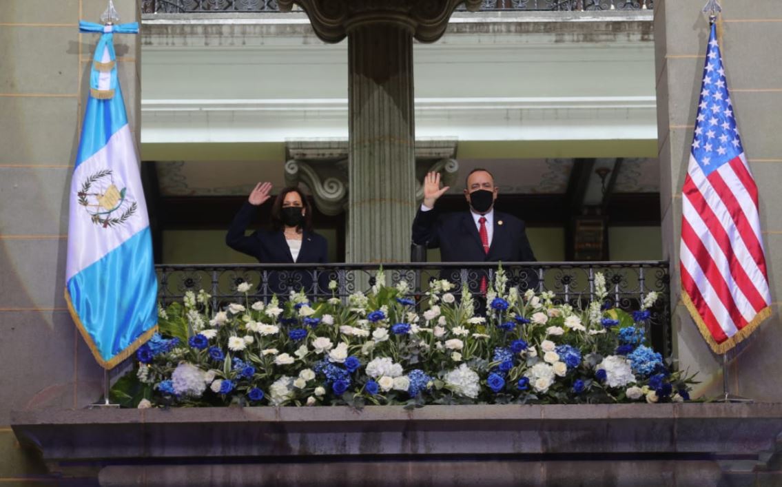 Kamala Harris, vicepresidenta de Estados Unidos, y el presidente de Guatemala, Alejandro Giammattei, durante su visita a Guatemala. (Foto Prensa Libre: Érick Ávila)
