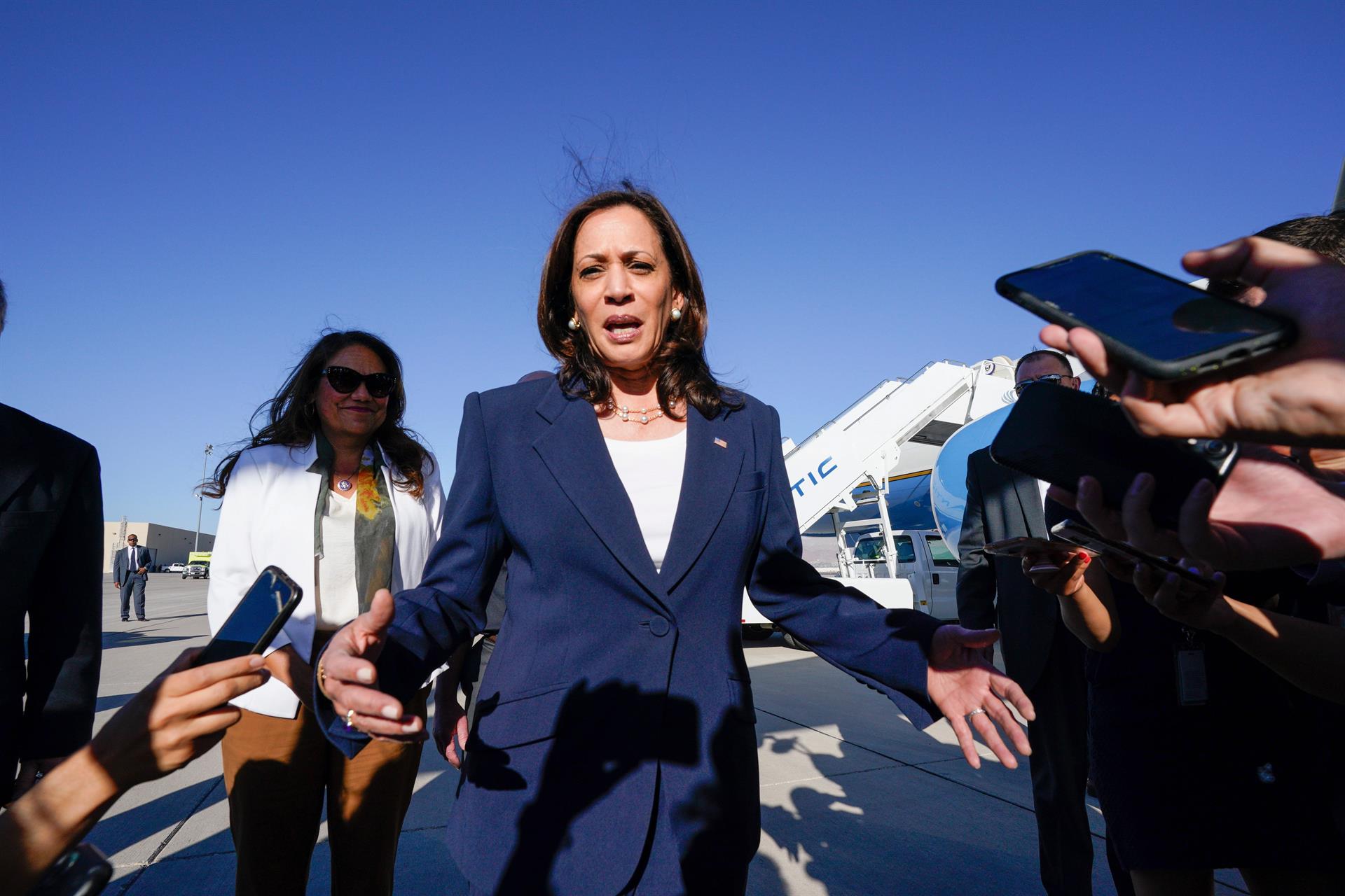 Kamala Harris se reúne con niñas migrantes y visita un puerto de entrada en frontera. (Foto Prensa Libre: EFE)