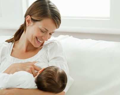 Leche materna transmite anticuerpos de covid-19 a los bebés, según estudios