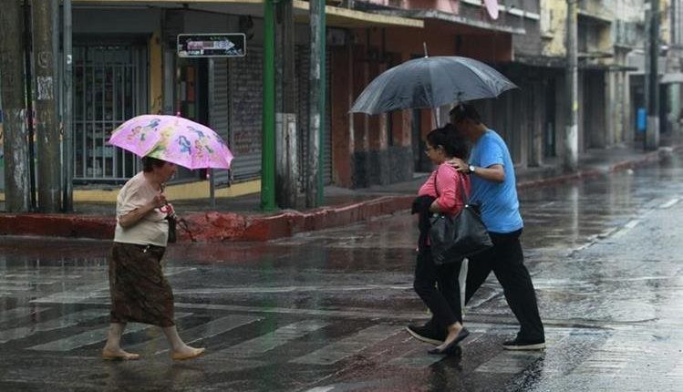 Fuertes lluvias azotaron varias regiones de Guatemala y las autoridades de protección civil consideran que el mal tiempo continuará en las próximas horas. (Foto Prensa Libre: )
