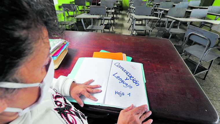 El Ministerio de Educación contratará 5 mil maestros en plazas 021, que se espera firmen contrato en julio. (Foto Prensa Libre: Hemeroteca PL)