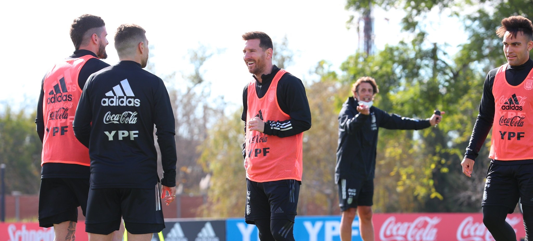 Leo Messi durante el entrenamiento de la Albiceleste. (Foto Prensa Libre: Twitter @Argentina)