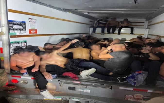 La Patrulla Fronteriza de Estados Unidos localizó a 33 migrantes que estaban a punto de morir dentro de una camioneta de mudanzas que fue abandonada en Van Horn, Texas. (Foto Prensa Libre: CBP)