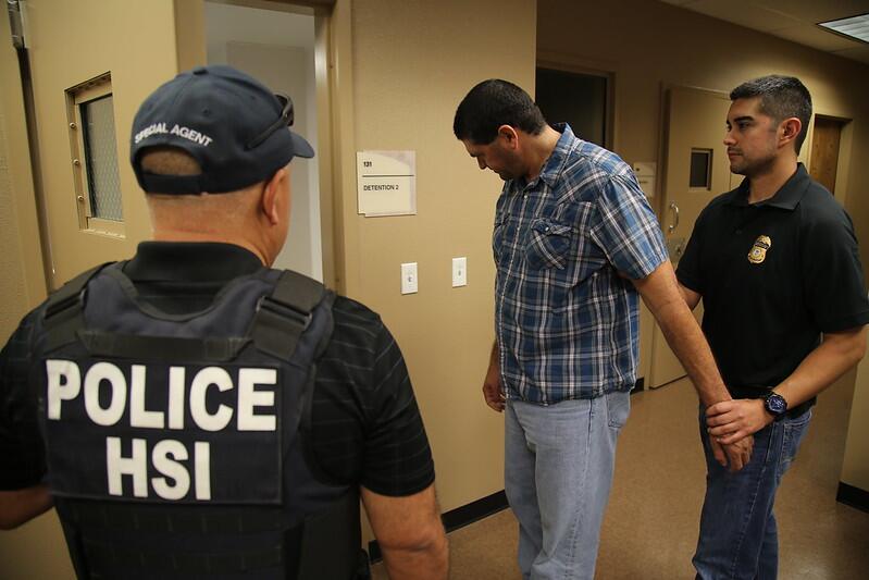 El crimen organizado recluta "mulas ciegas", al ofrecer trabajo falso a través de Facebook. (Foto Prensa Libre: www.ice.gov)