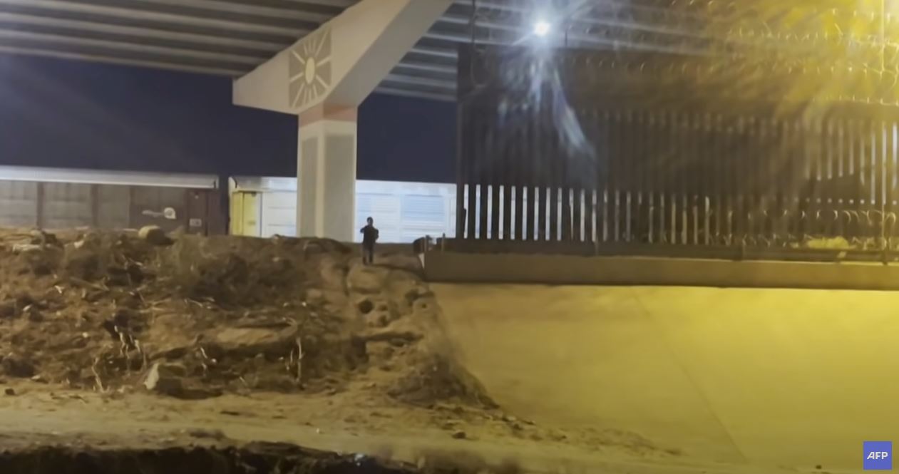 Una periodista de AFP captó las imágenes de un niño migrante que es abandonado en El Paso, Texas, Estados Unidos y luego fue rescatado por la Patrulla Fronteriza. (Foto Prensa Libre: Captura de video de YouTube)