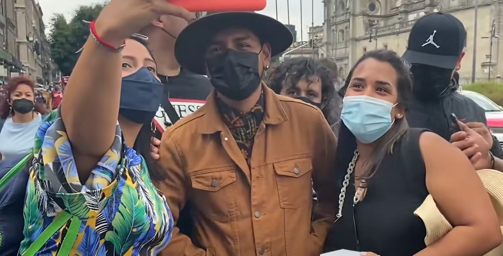 YouTuber se disfraza de Christian Nodal y engaña a multitudes. (Foto Prensa Libre: YouTube)
