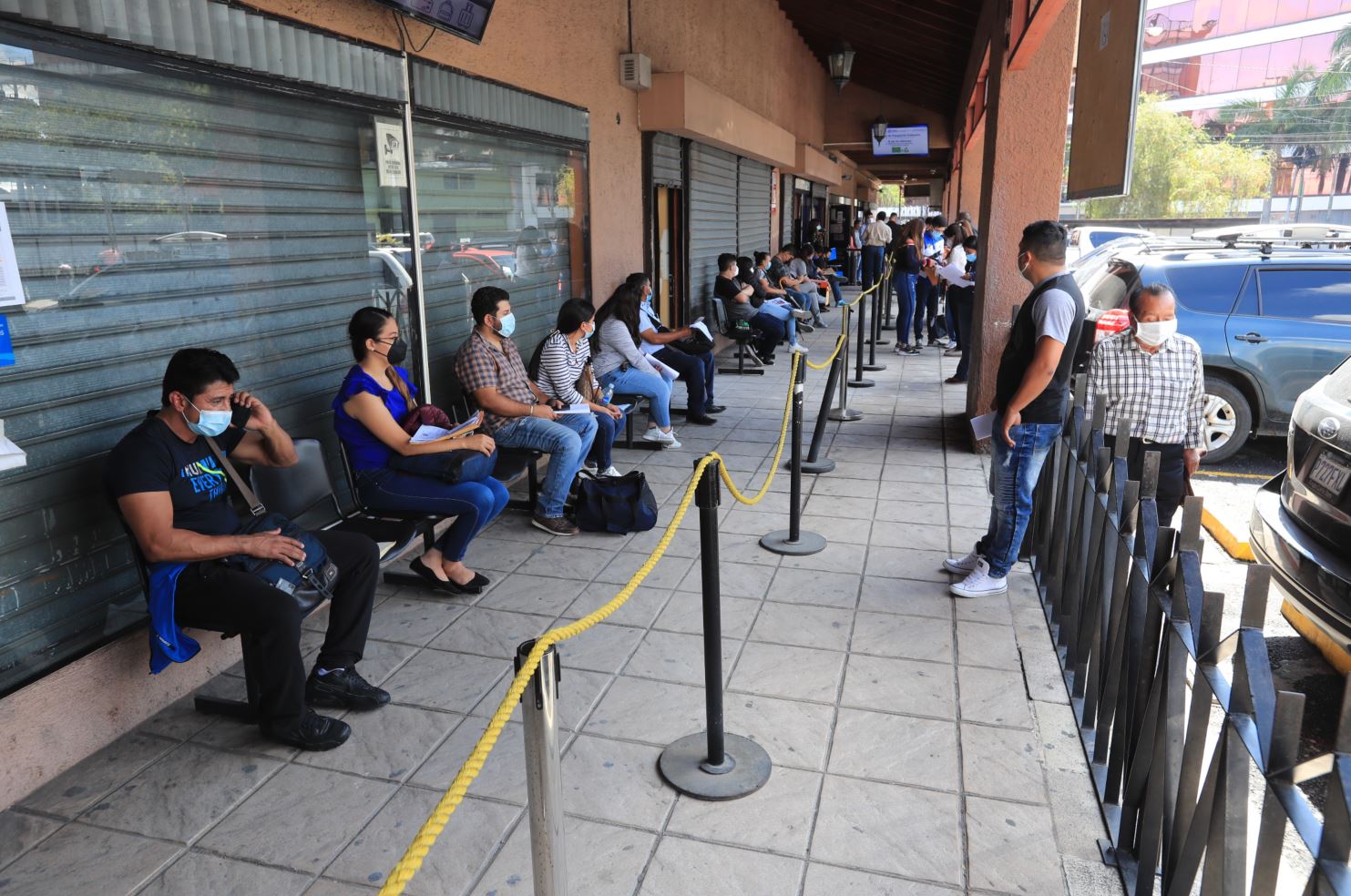 Largas filas en el centro de emisión de pasaporte en la Ciudad de Guatemala. (Foto: Hemeroteca PL)