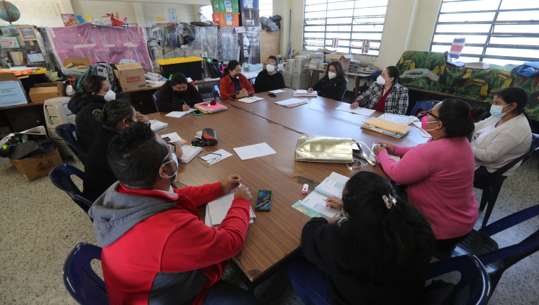Maestros de la Escuela Repblica de Costa Rica estn en reuniones para planificar el ciclo escolar debido a la pandemia del coronavirus las clases dan inicio el 22 de Febrero va virtual en las escuelas trabajaran por medio de guas de trabajo. Fotografia. Erick Avila: 15/02/2021