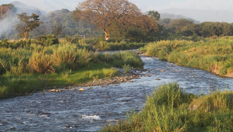 Guatemala recibe al año una gran cantidad de agua que no es aprovechada, la mayoría se va a través de los ríos hacia México y los océanos Atlántico y Pacífico. (Foto Prensa Libre: Hemeroteca PL)