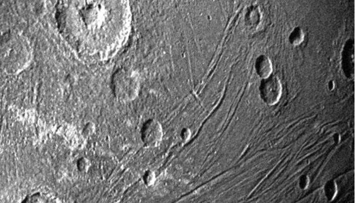 Fotografía cedida este martes por la agencia espacial estadounidense NASA donde se muestra Ganímedes. (Foto Prensa Libre: EFE)