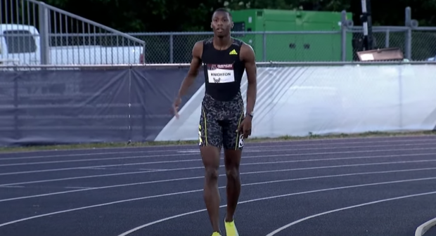 Erriyon Knighton, un joven de 17 años, que está en la secundaria y es un fenómeno de la pista de Tampa, batió el récord sub-18 de Usain Bolt en la American Track League. Foto Prensa Libre: @milesplit
