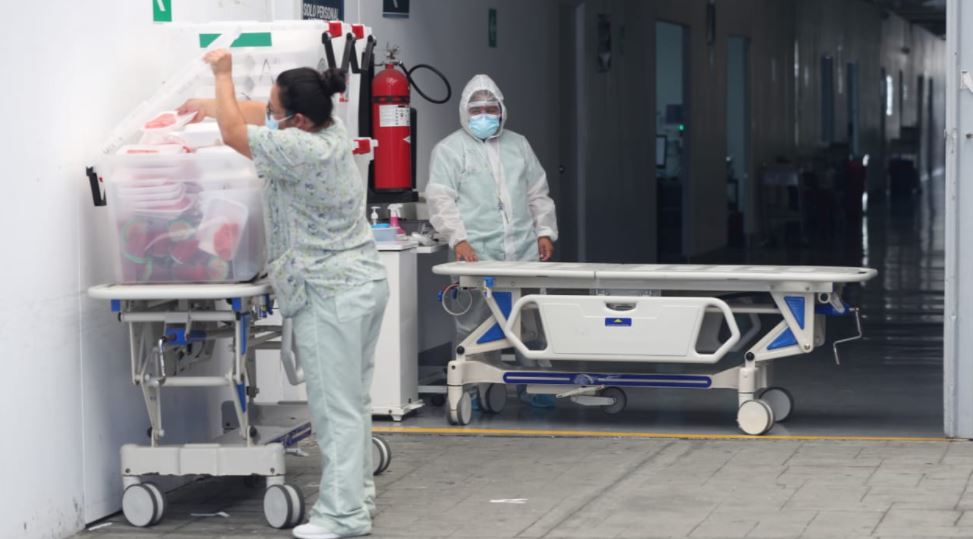 Enfermeros se preparan para asistir a pacientes en cuidados intensivos en el Hospital Temporal del Parque de la Industria. (Foto Prensa Libre: María Reneé Barrientos)