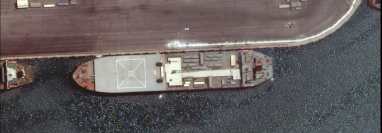 El buque naval iraní, el Makran, se ve en Bandar Abbas, Irán, en esta imagen satelital tomada el 28 de abril de 2021. Foto tomada el 28 de abril de 2021. Imagen satelital 2021 Maxar Technologies / Handout via REUTERS
