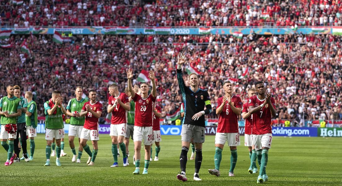 Los jugadores de Hungría celebran con los fanáticos después del partido de fútbol de la ronda preliminar del grupo F de la UEFA EURO 2020 entre Hungría y Francia en Budapest, Hungría. (Foto Prensa Libre: EFE)