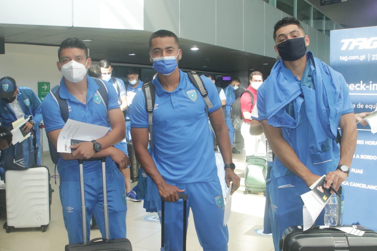 Los jugadores de la Selección Nacional tomaron el viaje este sábado rumbo a Curazao para el partido del próximo miércoles. (Foto Fedefut).
