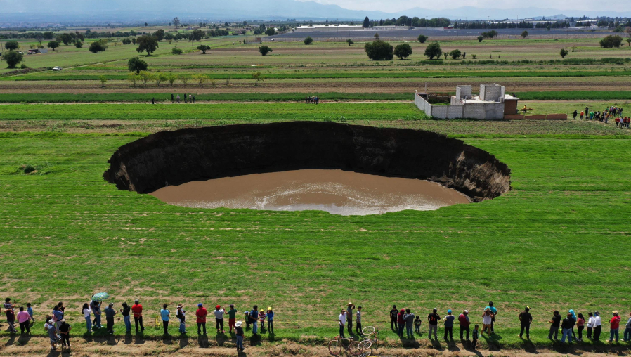 Un socavón fue encontrado por agricultores en un campo de cultivo en Santa María Zacatepec, estado de Puebla, México. (Foto Prensa Libre: AFP)