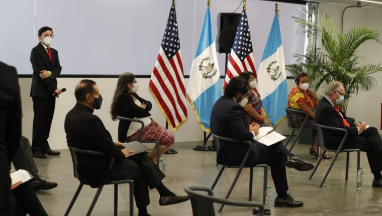 Kamala Harris se reunió con 18 representantes de la sociedad civil guatemalteca en la Universidad del Valle de Guatemala (Foto Prensa Libre: Esbin García)