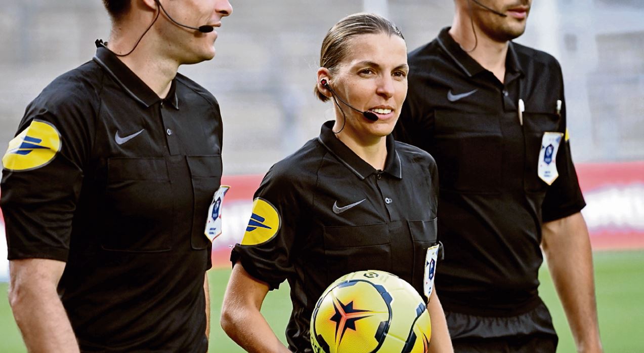 Stephanie Frappart, la árbitra que está haciendo historia en el futbol. (Foto Prensa Libre: Hemeroteca PL)